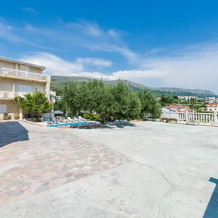 Tomasovic With Pool In Podstrana