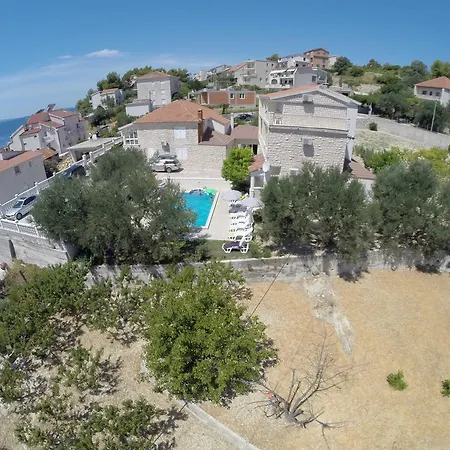 Tomasovic With Pool In Podstrana