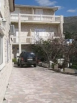 Tomasovic With Pool In Lägenhet Podstrana