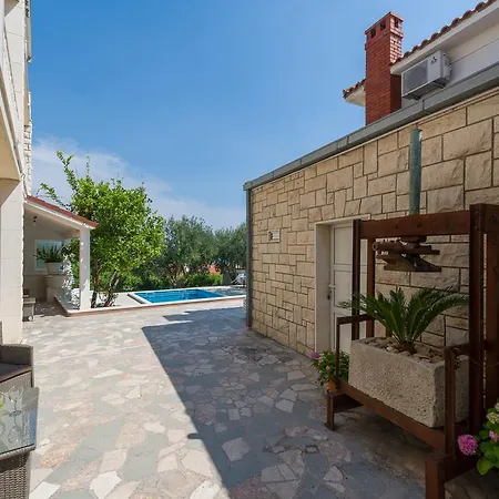 Tomasovic With Pool In Lägenhet *