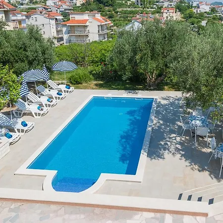 Tomasovic With Pool In * Podstrana