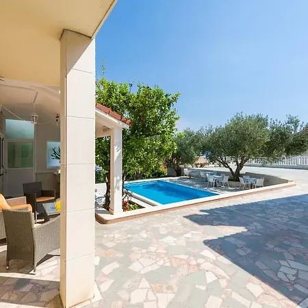 Tomasovic With Pool In Podstrana