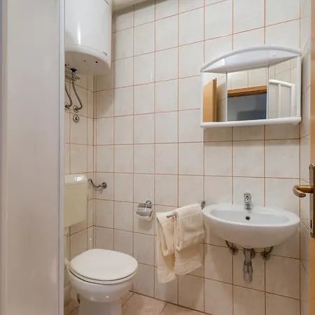 Lägenhet Tomasovic With Pool In Podstrana