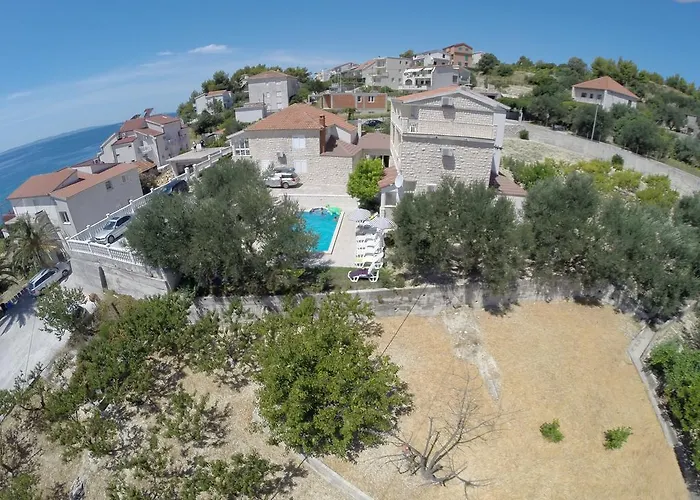 Tomasovic With Pool In Podstrana