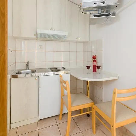 Tomasovic With Pool In Apartment Podstrana