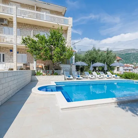 Apartment Tomasovic With Pool In Podstrana