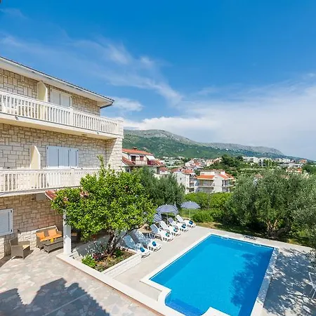 Tomasovic With Pool In Apartman Podstrana