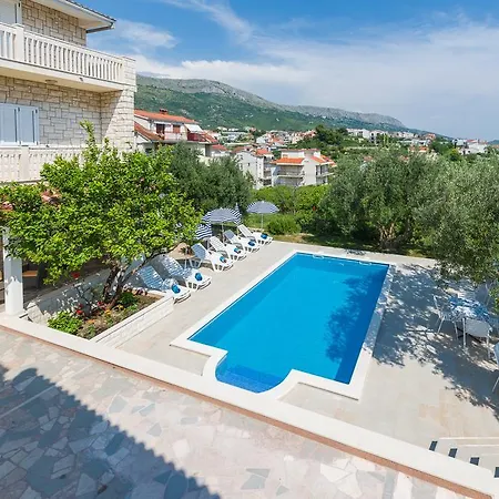 Apartment Tomasovic With Pool In Podstrana