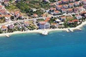 Tomasovic With Pool In Apartman Podstrana