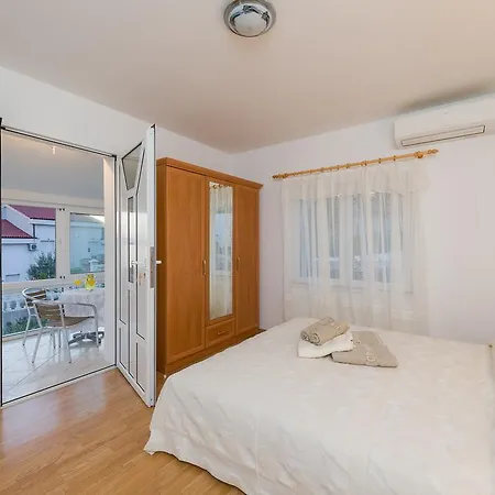 Tomasovic With Pool In Apartman Podstrana