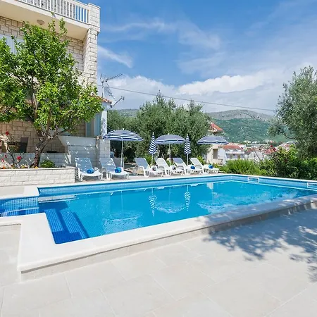 Tomasovic With Pool In Apartman *