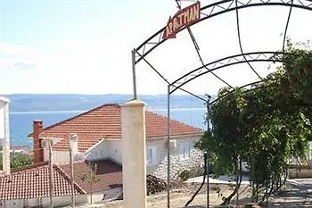 Apartment Tomasovic With Pool In Podstrana