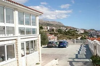 Tomasovic With Pool In Apartman Podstrana