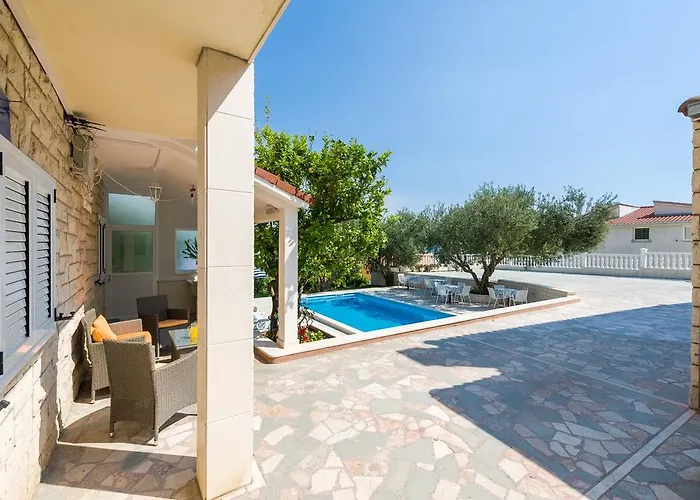 Tomasovic With Pool In פודסטראנה